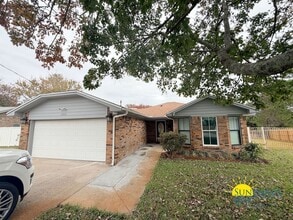 Building Photo - 2002 Bob White Ct