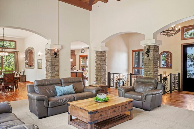Foto del edificio - Stunning Broadmoor Estate with Mountain & City Views