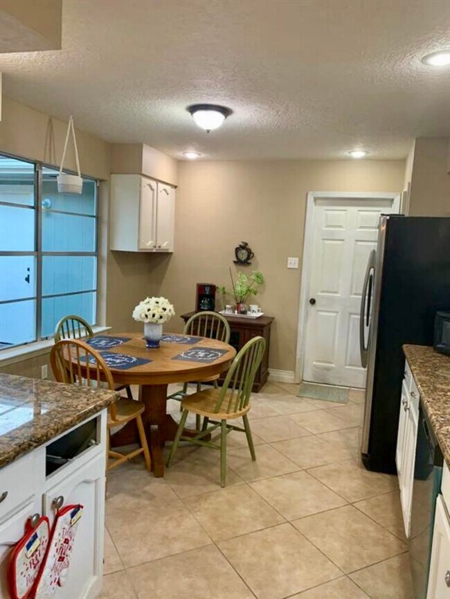 Foto del edificio - 2406 Strait Ln