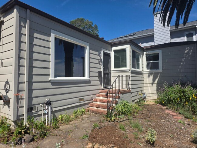 Building Photo - Westside Petaluma 2bd 1bth Home