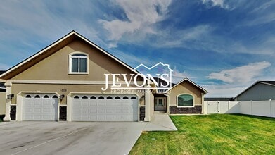 Building Photo - 1005 Sawyer Pl