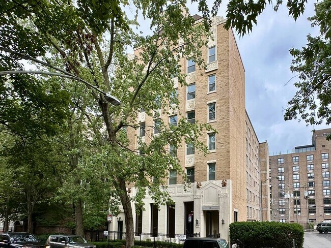 Building Photo - 925 W Carmen Ave
