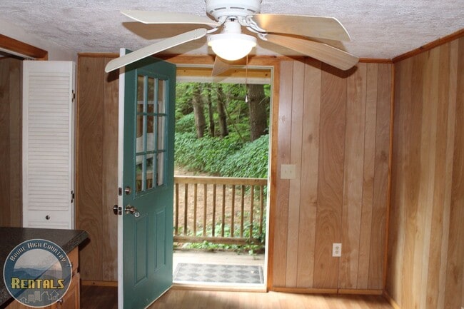 Building Photo - 160 Evening Shade Dr