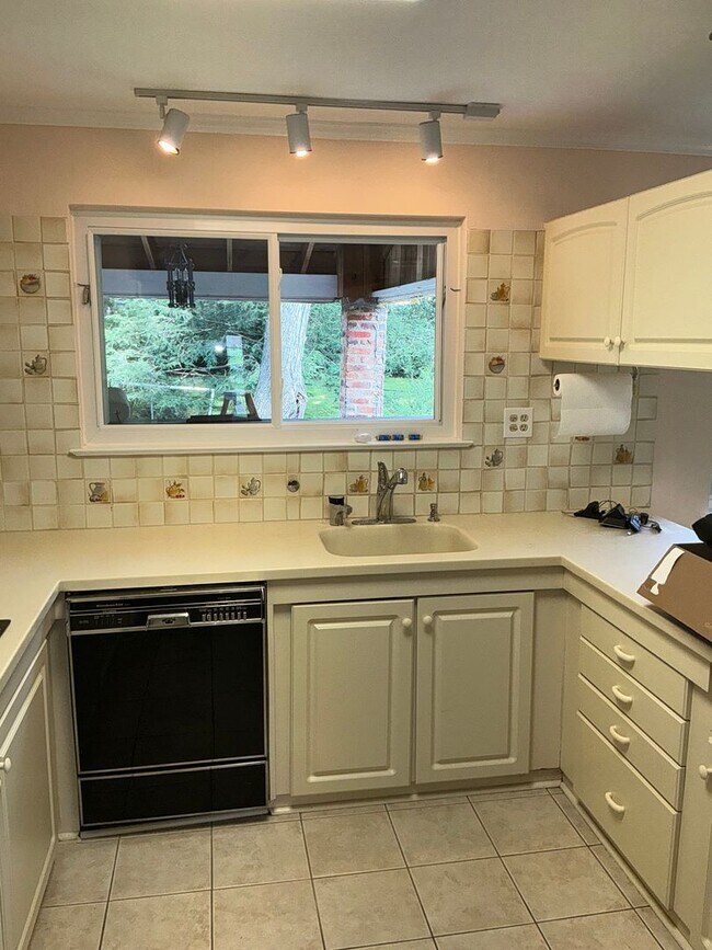 Foto del edificio - Very well maintained 4BR 2.5BA 5 level spl...