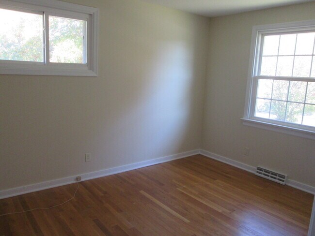Building Photo - 3 bedroom, 1.5 bathroom brick rancher with...