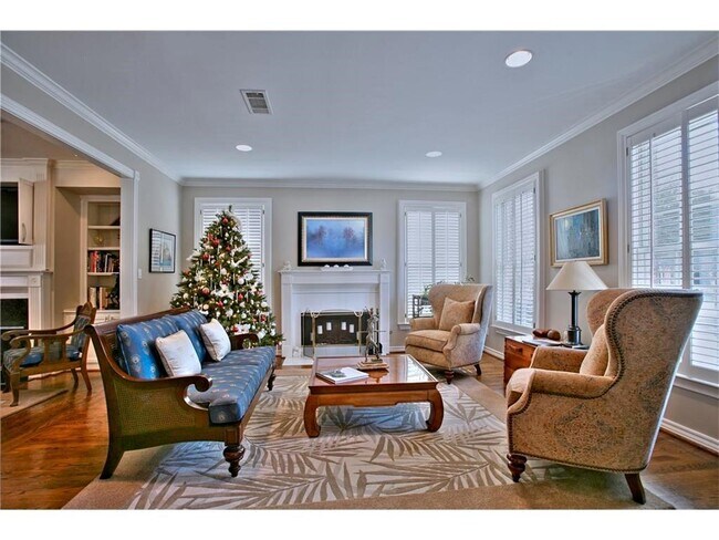 Building Photo - Live in exclusive Mira Vista!