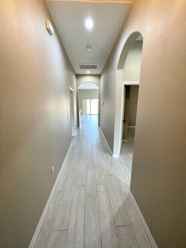 Foto del edificio - Beautiful 3 Bedroom Home on Desert Lakes Golf Course!