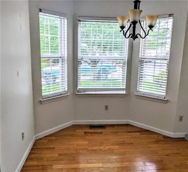 Foto del edificio - 1320 Meadowbrook Dr