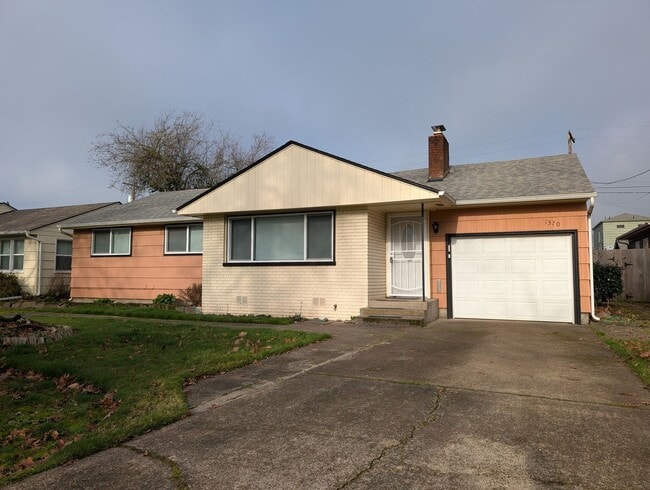 Charming 3 bed/1 bath with large yard and great patio space! - Charming 3 bed/1 bath with large yard and great patio space! House