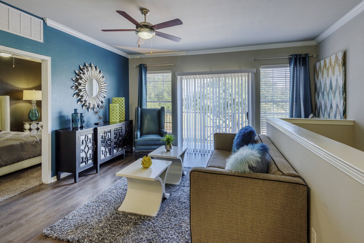 Sala de estar amplia con ventanas de gran tamaño - The Meadows at North Richland Hills Apartm...