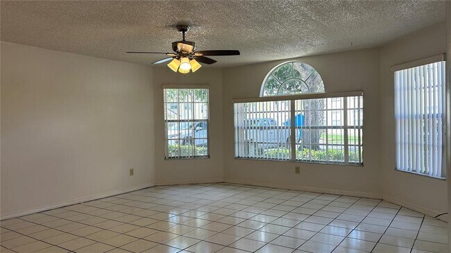Foto del edificio - 5015 Laguna Bay Cir