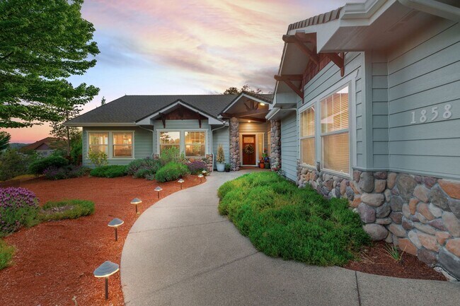 Foto del edificio - NW Grants Pass, Class, Style and Views!!!