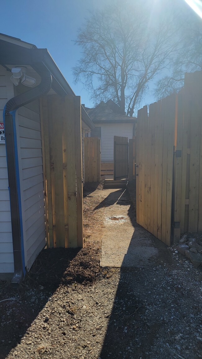 Private Enterance - 5842 Leslie Ave