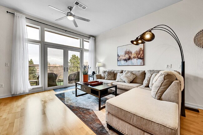 Foto del edificio - Immaculate, Fully Furnished  1-Bed 1-Bath Condo- Available Now!