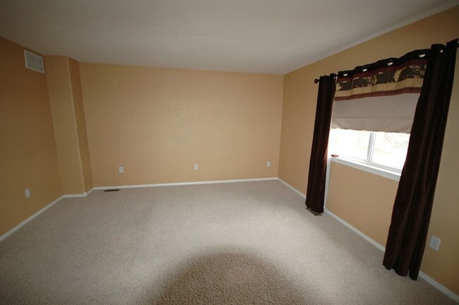 Building Photo - Spacious 4 Bedroom Home with Finished Basement, Vaulted Ceilings & Huge Fenced Yard