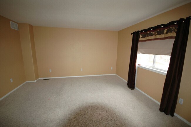 Foto del edificio - Spacious 4 Bedroom Home with Finished Basement, Vaulted Ceilings & Huge Fenced Yard
