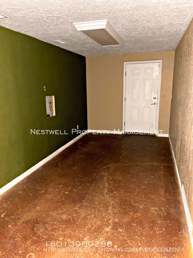 Foto del edificio - Great Open Basement Office Space Available!