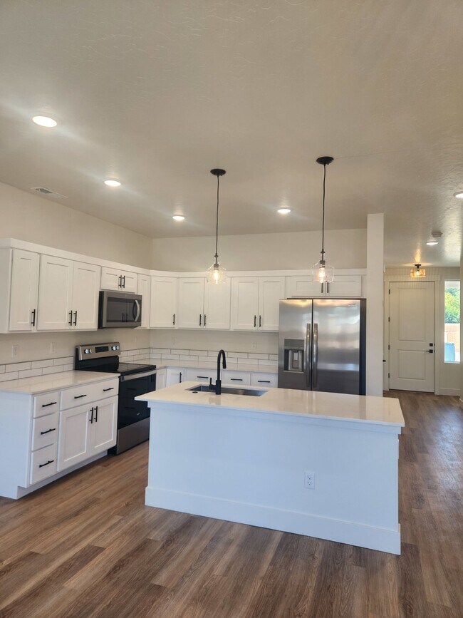 Foto del edificio - "Modern Comfort Awaits: Spacious and NEW 3-Bed Townhouse Available June 1st!