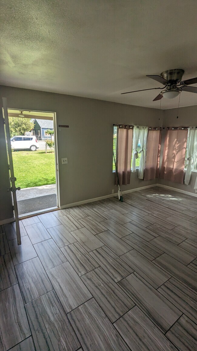 Building Photo - 1007 Della Ave