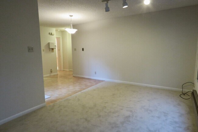 Building Photo - Condo with 2 baths, Parking and Private Pa...