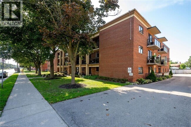 Photo du bâtiment - 1212 Fennell Ave E