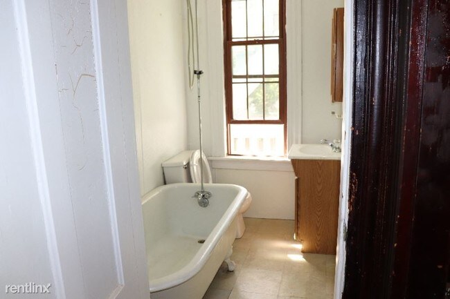 Foto del edificio - 3 br, 1 bath Apartment - 18 Olive St