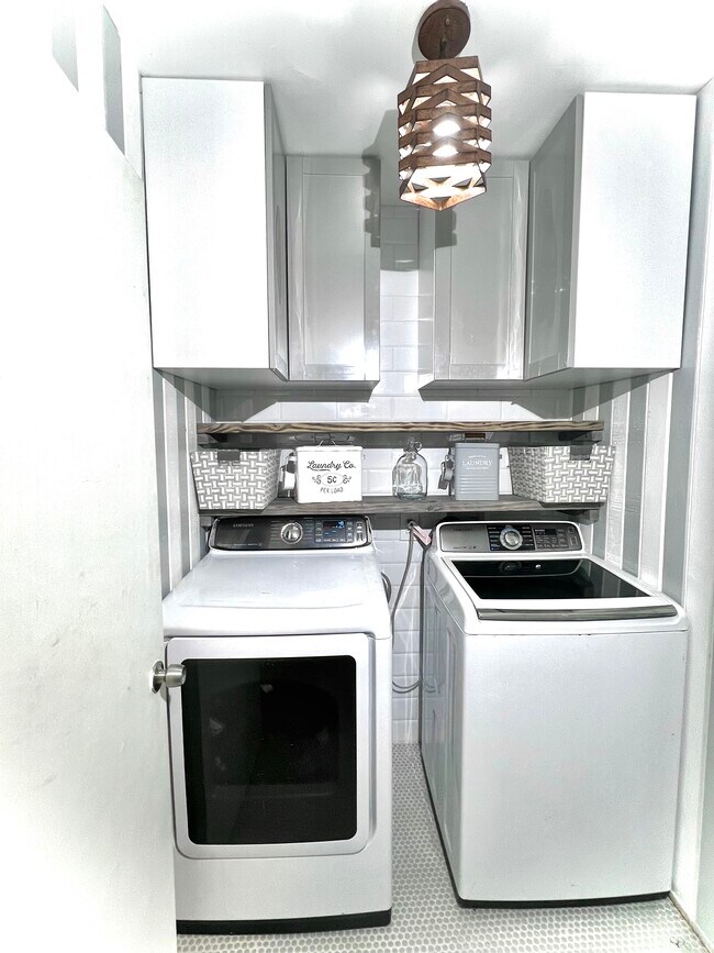 Lavadero - 1420 W Sandpiper Cir