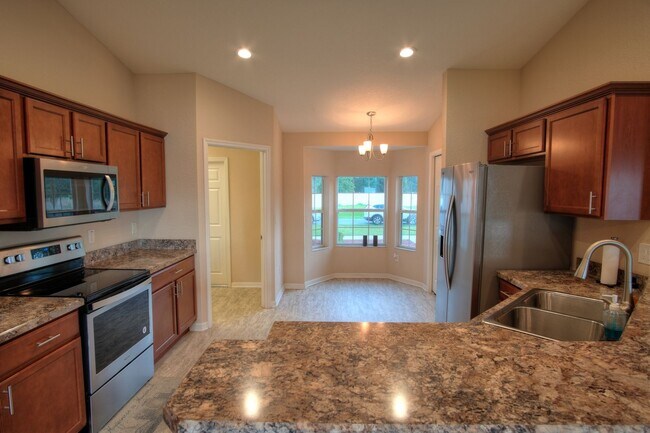 Building Photo - Beautiful 3/2/2 House for Rent. Available Now!