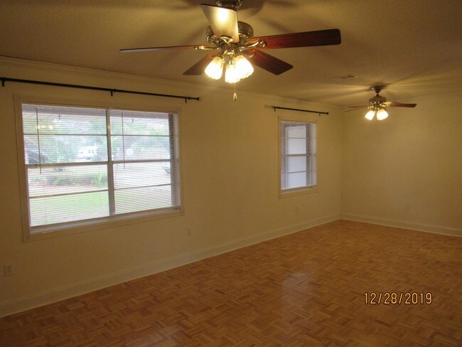 Building Photo - 724 Powell Dr NE