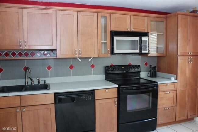 Foto del edificio - 3 br, 2.5 bath Townhome - 1600 NW 93rd Ave