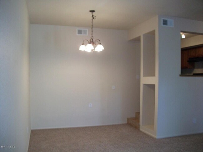 Foto del edificio - Effortless Central Tucson Living: 2BR Gem with Water/ Sewer/ Trash Included