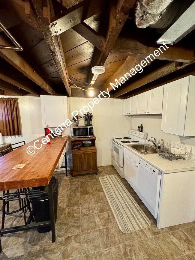 Foto del edificio - Partially furnished 2 bedroom located very close to Montana Tech with all utilities and Wi-Fi Inc...