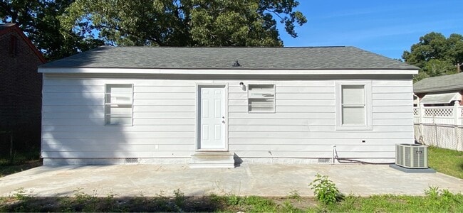 Building Photo - 2343 Huggins St
