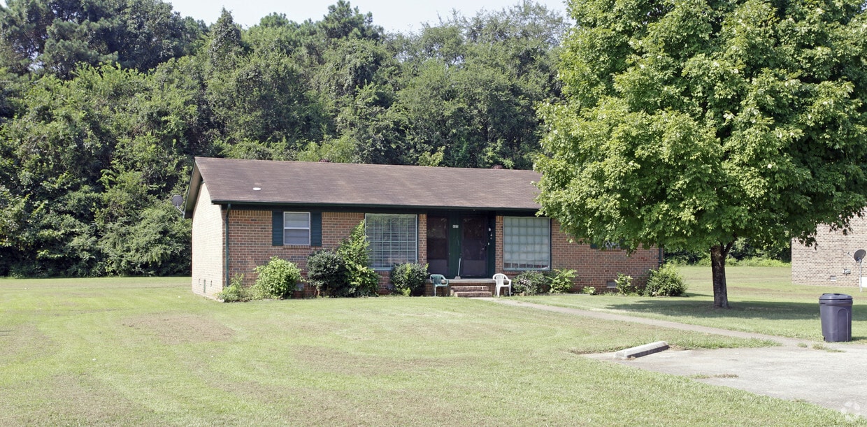 Building Photo - 635 Beech Cir