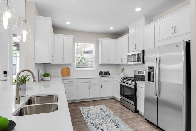 Building Photo - ANNUAL RENTAL - 3 BED + DEN / 2 BATH VILLA...