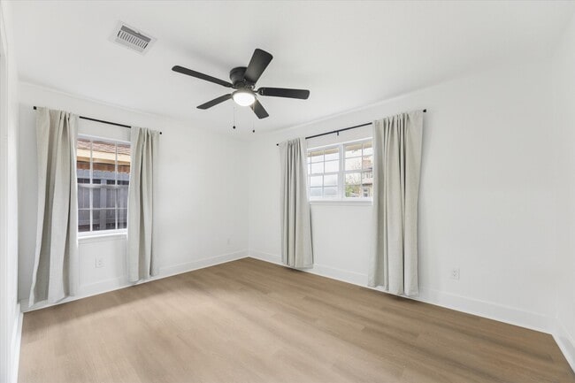 Foto del edificio - 2302 Hewitt Dr