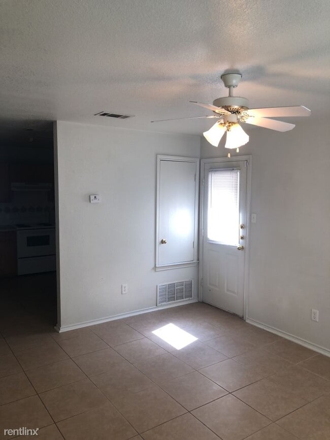 Building Photo - 2 br, 1.5 bath Townhome - 2803 Kerrville Ct C