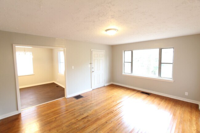 Foto del edificio - New On the Market - South Eastlake - Newly...