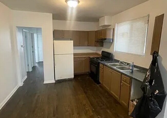 Foto del edificio - 4BR / 1BA Home with Basement – Near Rainbo...