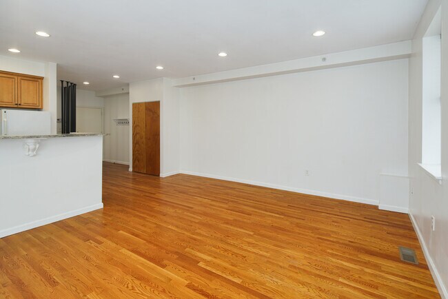 Building Photo - 303 S 11th St
