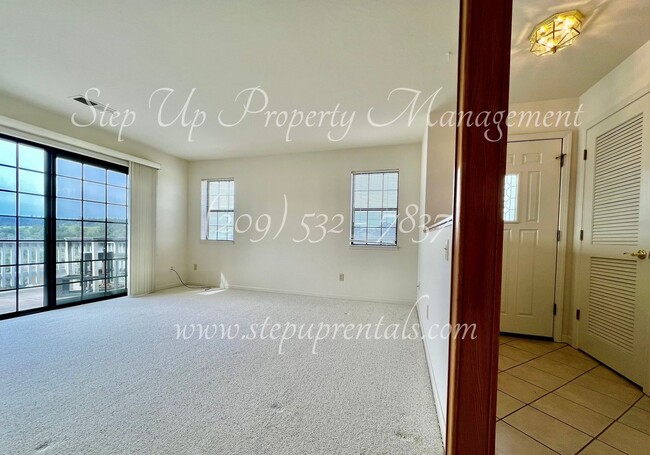 Building Photo - 2 Bedroom 2 Full Bathroom Condo with Lake ...