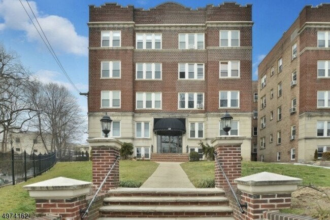 Building Photo - 14 Forest St