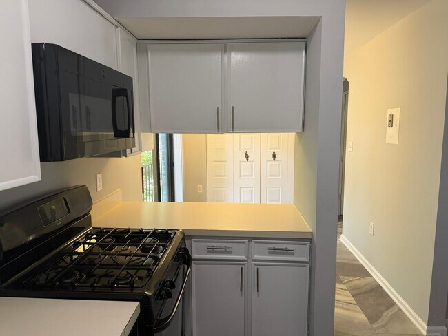 Foto del edificio - 8130 Inverness Ridge Rd