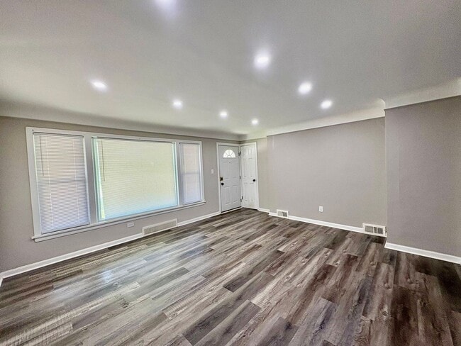 Building Photo - Great South Green home!