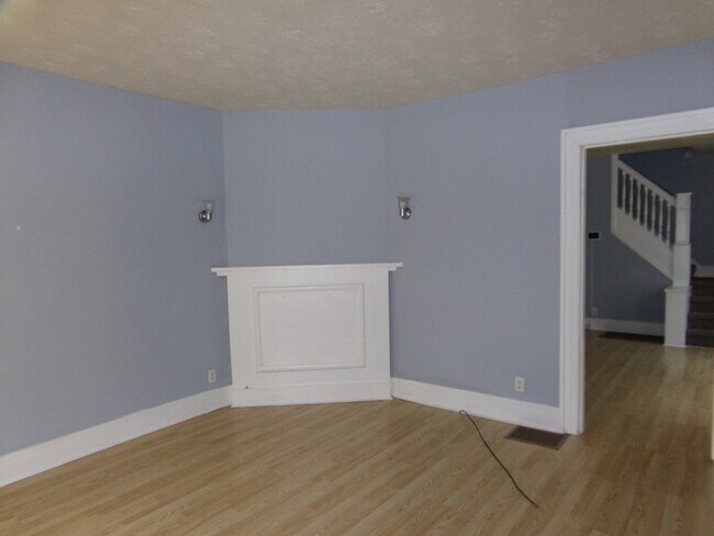 Building Photo - Spacious 3 Bed 1 Bath Double