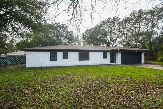 Building Photo - 8 Coronado Cir
