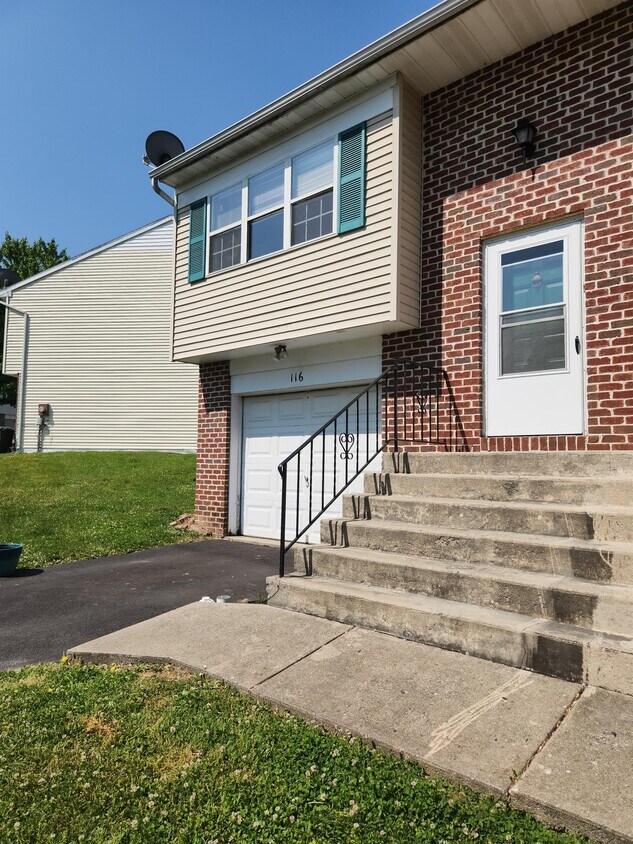Primary Photo - 116 Pickwick Pl