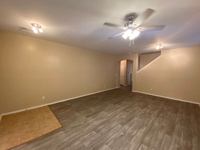 Building Photo - 4 bed, 2 ba with loft!