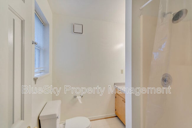 Building Photo - 1214 Clifden Green
