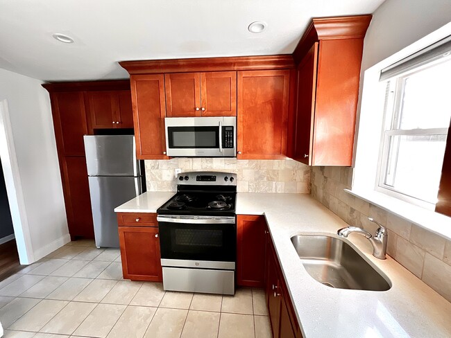 Kitchen - 121 Glenwood Rd